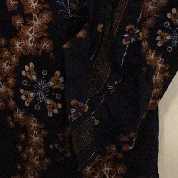 Entro size L design on Navy blue. Sleeve goes below elbow, cuff angle. - Picture 4 of 7